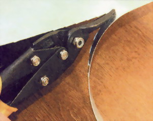 Металлические полоски нарезают с помощью ножниц
