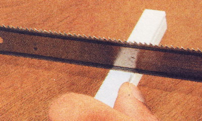 Отрезание кабель-канала ножовкой по металлу
