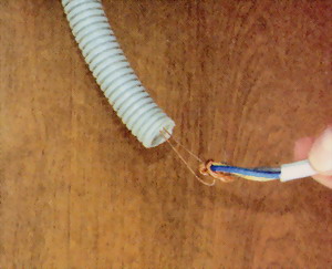 Концы кабеля необходимо прикрепить к проволоке